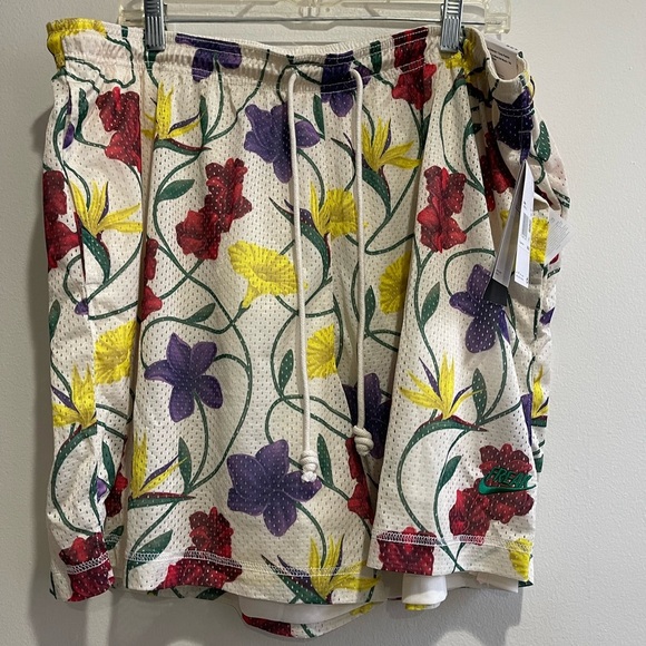 NIKE GIANNIS Reverse-able ISSUE BASKETBALL SHORTS in PALE IVORY/MALACHITE - Picture 11 of 15